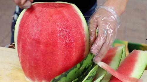 吃瓜会导致流产吗视频,吃瓜引发流产？揭秘瓜果安全食用指南