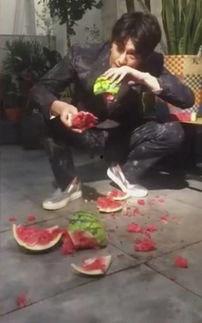 怀宁吃瓜楼道事件视频,邻里纠纷视频曝光引发热议