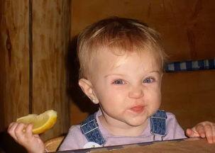 吃瓜抠鼻子搞笑视频,搞笑视频里的“吃瓜抠鼻”瞬间